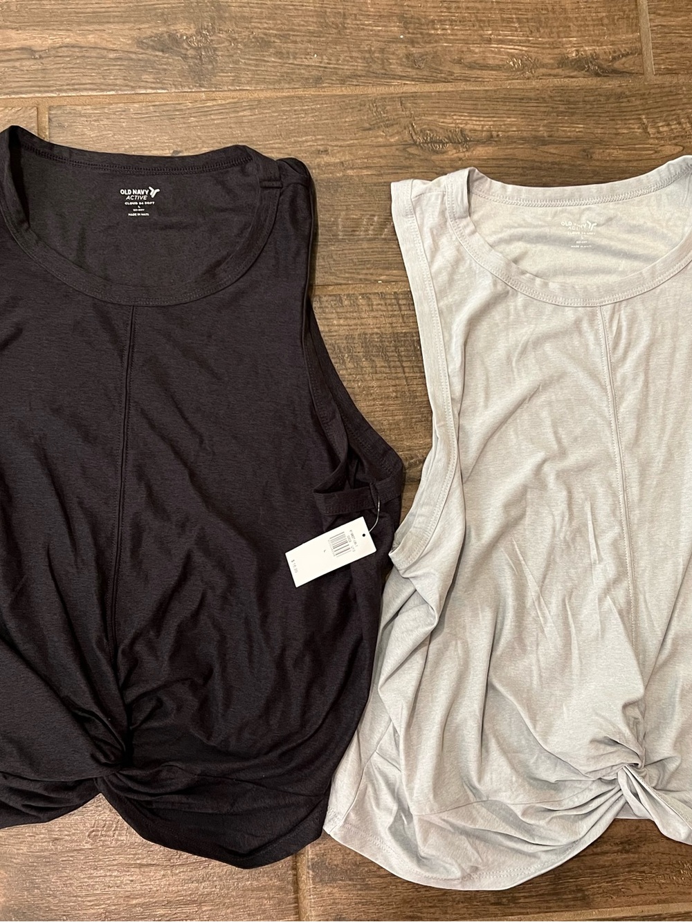 Old Navy Women’s Twist-Hem Tank Top - Black and Light Gray. Women’s size L